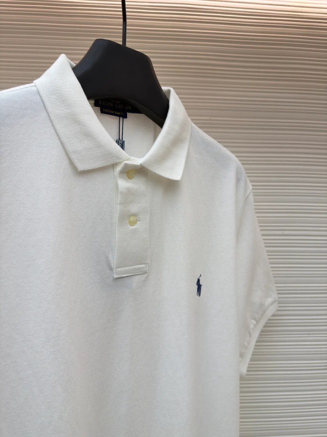 Ralph Lauren embroidered logo Polo shirt ●Original version: Purchased and developed for 1290 ●Item number: 1682567-A15 ●Material: pure cotton piqué fabric ●Technology: embroidery production ●Color: white ●Version: fitted version ●Weight: about 275 grams ●Size: S-M-L-XL ●Description: Customized piqué cotton sateen, compact and delicate, comfortable and next to skin, elegantly presented with a touch of deep black The iconic white pony embroidery is like a smart musical note dancing on the black canvas. It is simple but highly recognizable. It is a versatile artifact in the wardrobe. It has a very simple shape and contains the soul of fashion. It adopts imported machine embroidery technology. It uses advanced computer control systems and precision mechanical parts to realize the iconic pony embroidery operation with high precision. The lines are smooth and delicate, and the fabrics have been washed. It has a better hand feel and texture. It is not easy to deform, not easy to shrink, not easy to fade, and maintains long-term beauty. The overall wiring is straight and delicate, the fabric is comfortable and soft, and the color is consistent without color difference. It can be matched with the same style to create a fashionable look and control various occasions. Customized accessories, complete with three standards, same style for men and women!